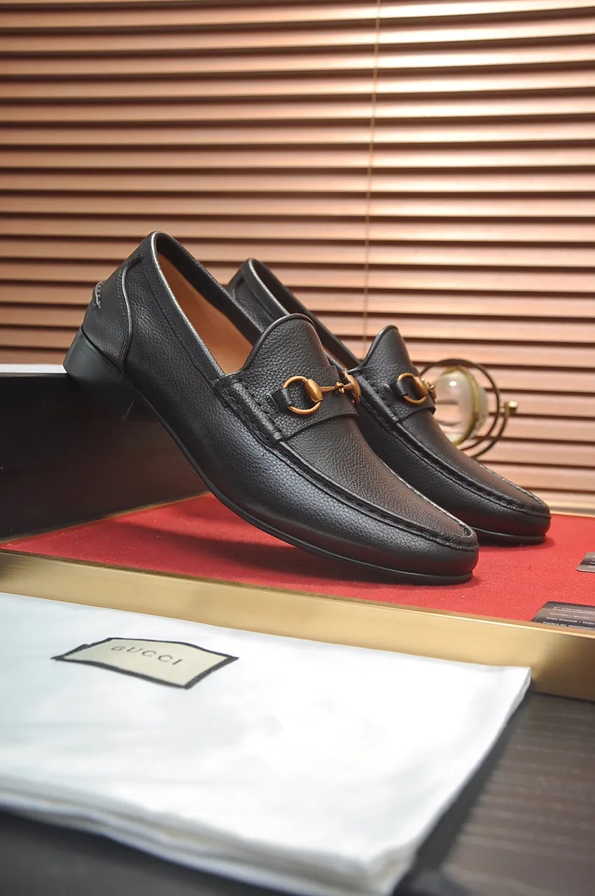 Men's shoes💰500💶Italy's top luxury men's shoe giant (GUCCI) (Gucci) (full cowhide lining) new arrival🍃Original European style🔰 Pleasant to the eye😍In order to make the shoes more durable and non-deformable🌀The production continues to follow traditional methods but there is still no lack of innovation💪Choose original sheepskin for the leather♻️ Smooth and natural And extra bright ⭐Made of imported cowhide, the first choice of rich people 38-45 (45 customized)